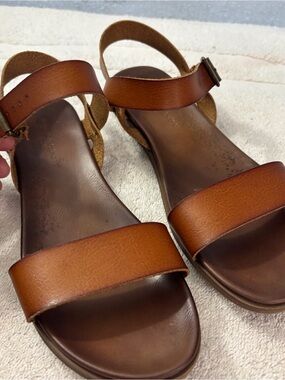 Rock & Candy Women's Tan Faux Leather SZ 8 Ankle Strap Sandals Comfy Footbed